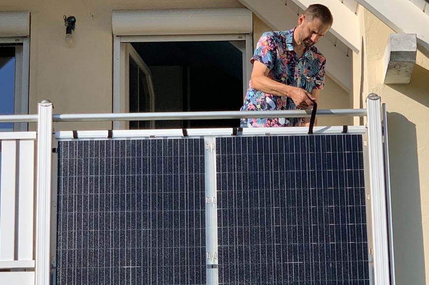 Das flexible EcoFlow Solarmodul wird am Balkongeländer befestigt.